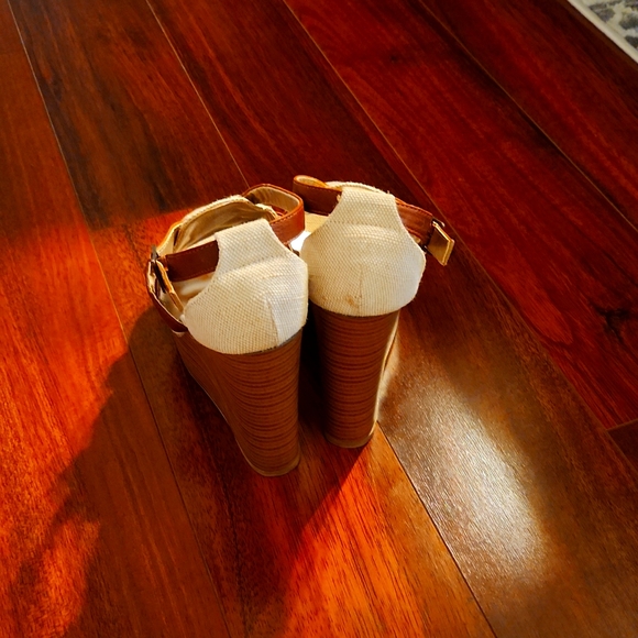 Deb Size 7 platform sandals - Picture 3 of 3